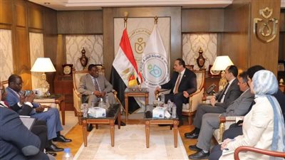 رئيس هيئة الرعاية الصحية يبحث مع السفير الكاميروني تعزيز التعاون