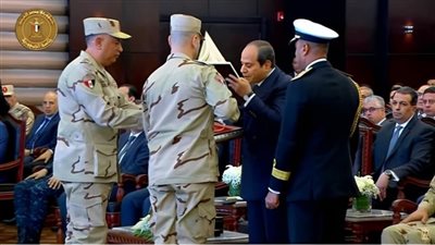 السيسي يقبل المصحف الشريف في افتتاح مجمع الأسمدة الأزوتية 