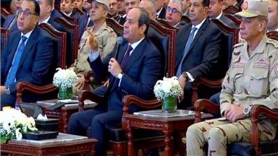 السيسي: أدعو الحكومة لتنظيم رحلات للشباب للتعرف على المشروعات الجديدة 
