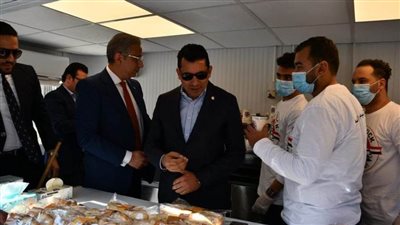 محافظ الفيوم يستقبل وزير الرياضة ويتفقدان أحد مشروعات الطعام المتنقلة 