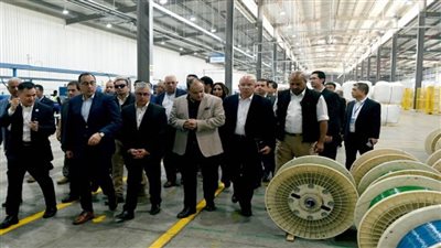 رئيس الوزراء يتفقد مصنع 