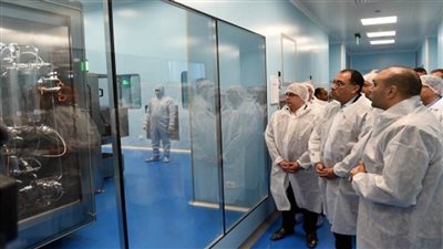 رئيس الوزراء يتفقد مصنع 