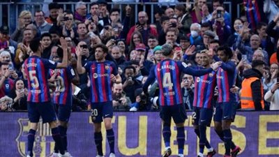 برشلونة يتقدم على فالنسيا بالشوط الأول في الدوري الإسباني