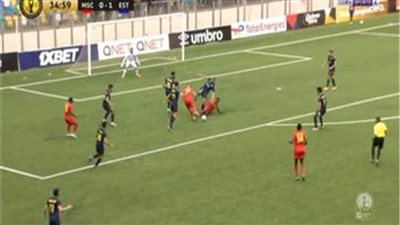 محمد علي بن حمودة لاعب الترجي التونسي يسجل هدفا بطريقة كومدية في شباك المريخ السوداني