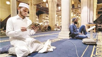 من كل فج عميق.. الوافدون يعمُرون الجامع الأزهر في رمضان 