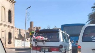 لمنع الأطفال من التعلق بها.. سائق يعلق دومية داخل كفن خلف سيارته