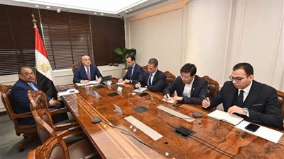 وزير الإسكان يتابع مع 