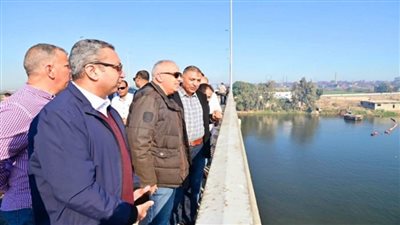 وزير الري يتفقد تطهير فرع رشيد وعدد من المجاري المائية في البحيرة (صور)