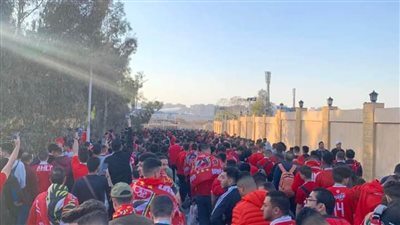 قبل مواجهة الهلال المرتقبة.. جماهير الأهلي تحتشد أمام ستاد القاهرة