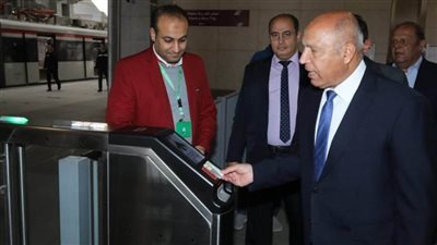 وزير النقل يتفقد انتظام العمل بمحطة عدلي منصور ويستقل أحد القطارات 