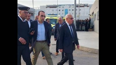 محافظ بورسعيد يصل مجمع الشفاء الطبي بالإسماعيلية لمتابعة إجراءات دفن مدير الأمن