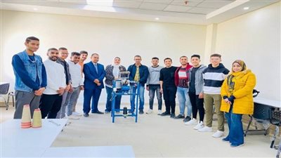 التعليم العالي: جامعة 6 أكتوبر التكنولوجية تصنع أول ماكينة غزل ونسيج مُتنقلة بأيدي طلابها (صور)