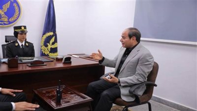 الرئيس السيسي يتفقد قسم شرطة ويجري نقاشا مع الضباط والمواطنين