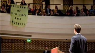 محتجون يقاطعون ماكرون بالصيحات خلال كلمة في زيارته لهولندا