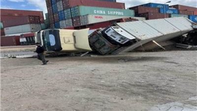 اصطدام قطار بضائع بسيارة نقل أمام ميناء دمياط 