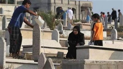 ما حكم توزيع الصدقات عند زيارة المقابر؟ الإفتاء تجيب 