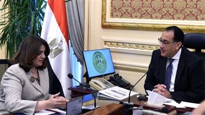 رئيس الوزراء يلتقي وزيرة الهجرة لاستعراض عدد من ملفات العمل (صور)