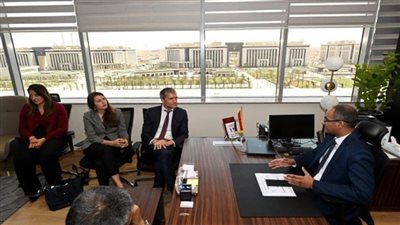 نائب وزير الإسكان يناقش مع بعثة الوكالة الفرنسية للتنمية موقف المشروعات المشتركة (صور)