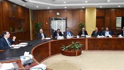 وزير البترول يناقش زيادة معدلات إنتاج الزيت الخام