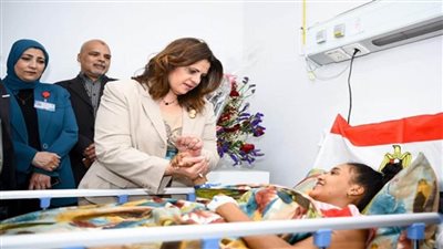 وزيرة الهجرة تزور الطالبين المصابين من المصريين العائدين من السودان (صور)