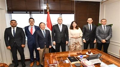 وزير الإسكان يلتقي مسئولي 