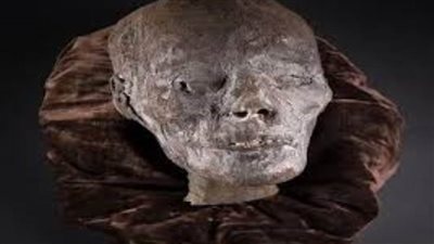 «الآثار» توضح تفاصيل رصد قطعتين معروضتين للبيع بأحد المزادات في بريطانيا