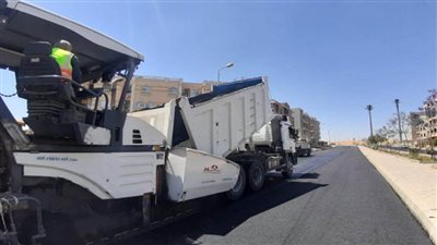 رئيس جهاز الشروق: الانتهاء من رصف الطرق الداخلية بالمنطقة الثانية عمارات (صور)