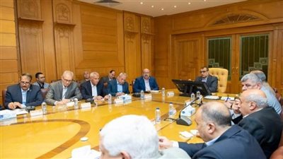 وزير الإنتاج الحربي يجتمع مع رؤساء مجالس إدارات الجهات التابعة ورؤساء القطاعات والمستشارين (صور)