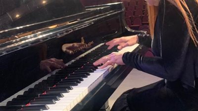 مشيرة عيسي ومواهب واعدة على المسرح الكبير