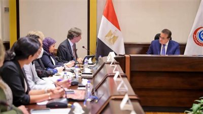 وزير الصحة يؤكد أهمية تنسيق الجهود التشاركية وتوفير الرعاية الصحية للمواطنين المصريين والأشقاء السودانين