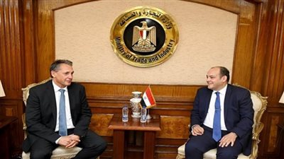 وزير التجارة يبحث مع وفد شركة مرسيدس تعزيز استثمارات الشركة بالسوق المصري (صور)