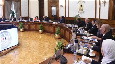 رئيس الوزراء يستعرض عناصر استراتيجية تنمية الصناعة مع مسئولي البنك الدولي