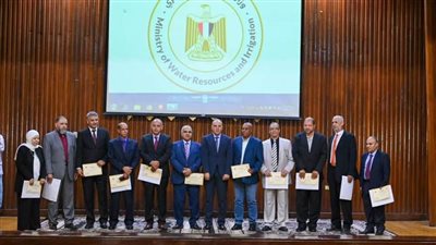 وزير الري يكرم رواد مدرسة الري المصرية