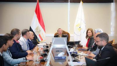 وزيرة البيئة تلتقي فريق مشروع تخرج 