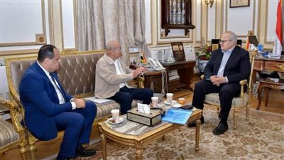 رئيس جامعة القاهرة يجتمع مع رئيس لجنة الإسكان لسرعة الانتهاء من مشروع الإسكان العاملين بالجامعة