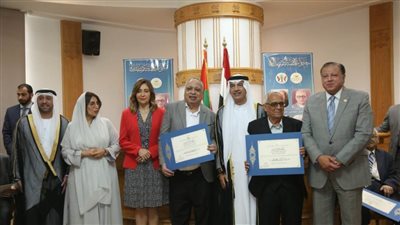 وزيرة الثقافة وسفيرة يُسلمون تكريمات 