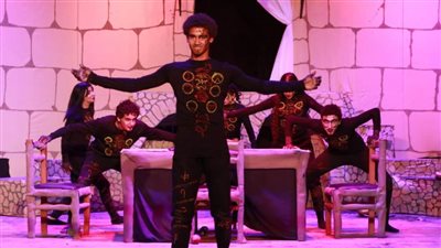 إقبال كبير على العرض المسرحي 