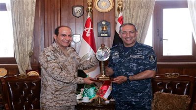 قائد القوات البحرية يستقبل نظيريه السعودي والقطري (صور)