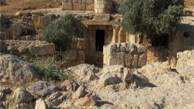 موقع أهل الكهف.. يجذب آلاف السائحين إلى الأردن 