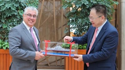 رئيس اقتصادية قناة السويس يعرض القطاعات الصناعية المستهدفة على شركات مدينة تيانيجين (صور)