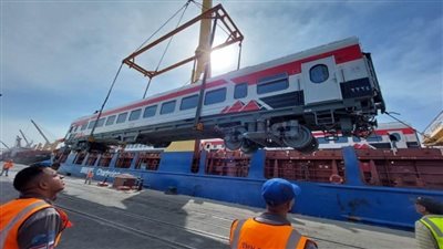 النقل: وصول 15 عربة ثالثة مكيفة جديدة إلى ميناء الإسكندرية قادمة من المجر (صور)