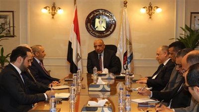 وزير قطاع الأعمال يبحث مع رئيس مجلس إدارة 
