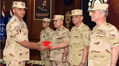 وزير الدفاع يلتقي عددا من قادة القوات المسلحة ويكرم الفائزين بدرع الرماية الدولية 