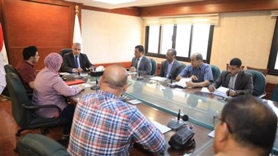 محافظ سوهاج يعقد اجتماعا لمناقشة موقف بيوت النول بحي الكوثر 