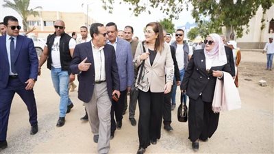 وزيرة التخطيط والتنمية الاقتصادية تتفقد وحدة الرعاية الأولية بقرية الخروبة بالشيخ زويد خلال زيارتها لشمال