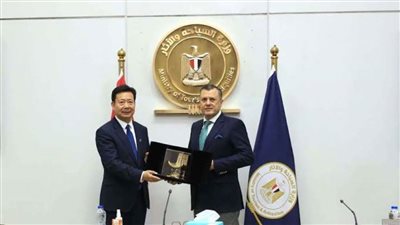 وزير السياحة والآثار يبحث مع الوفد الصيني تعزيز أوجه التعاون
