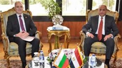 وزير الطيران يلتقي سفير بلغاريا لاستعراض أوجه التعاون المشترك