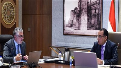 رئيس الوزراء يستعرض مع رئيس المنطقة الاقتصادية لقناة السويس أهم مستجدات المشروعات الاستراتيجية والاستثمارية بالمنطقة (صور)