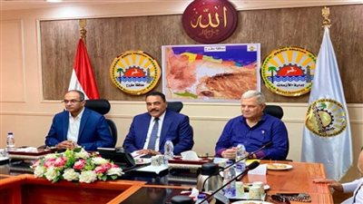 محافظ مطروح ونائب وزير الإسكان يناقشان الموقف التنفيذي للمشروعات الجارية (صور)