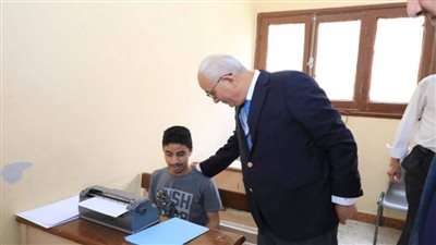 وزير التعليم يتفقد سير امتحان العربي بمدرسة النور للمكفوفين (صور)